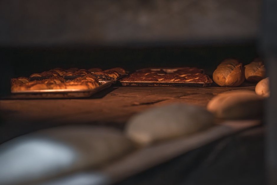 Pain en cours de cuisson dans un four artisanal