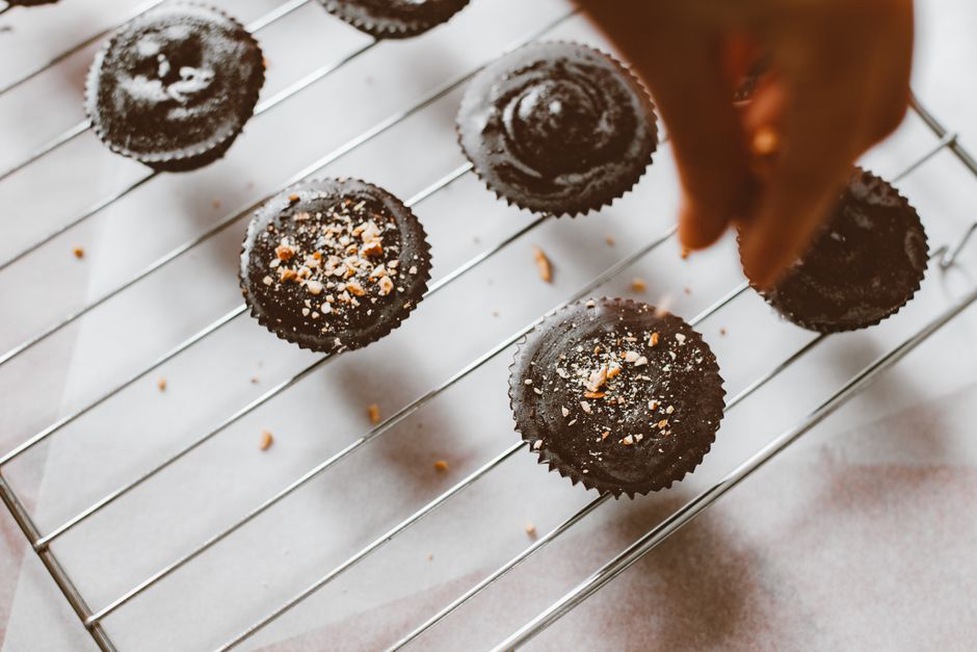 bonbons au chocolat brillants alignés sur une grille de refroidissement
