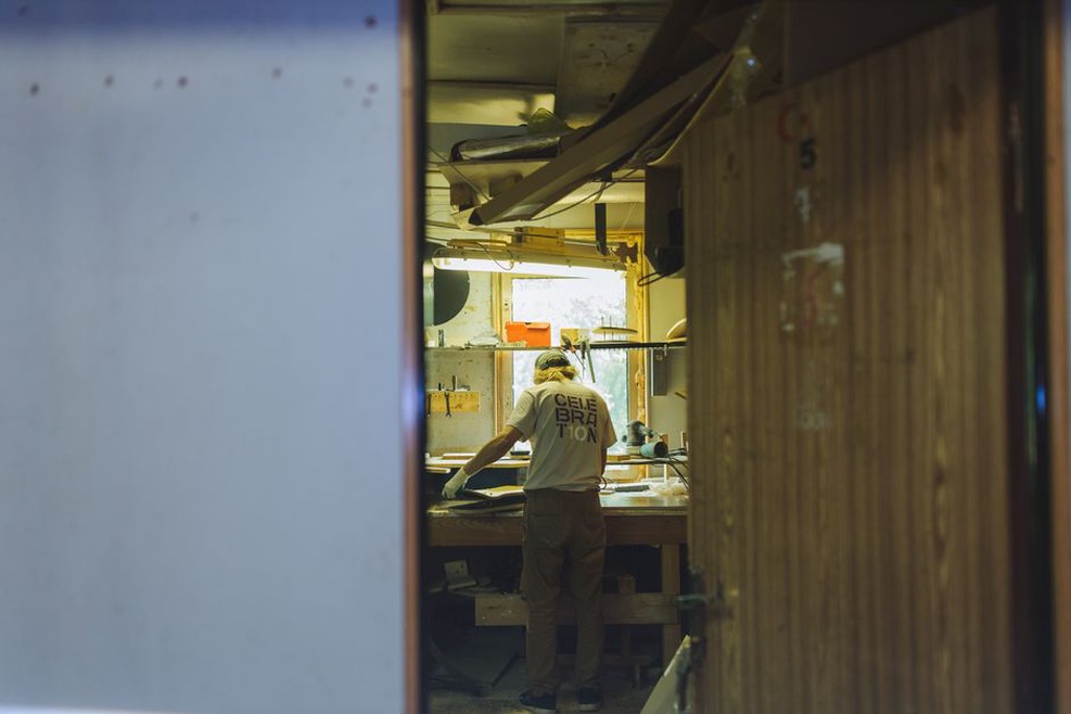 Artisan fromager corse dans son atelier