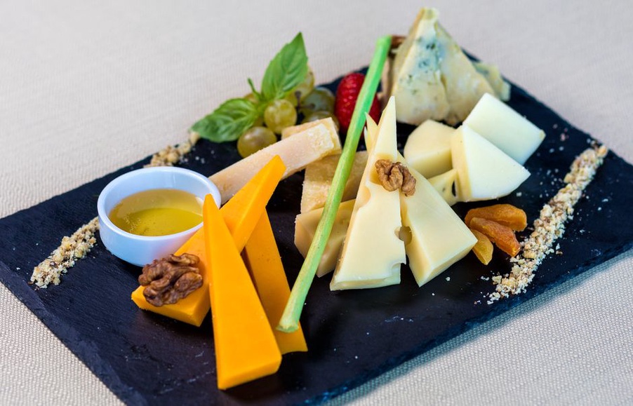 Plateau de fromages corses variés sur une table rustique