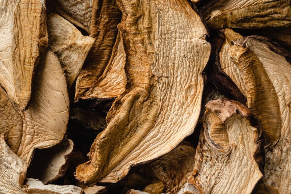 champignons séchés sur une table de cuisine