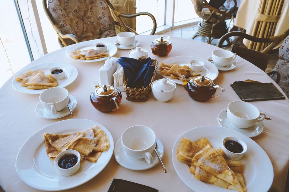 Table de petit-déjeuner avec café et thé français