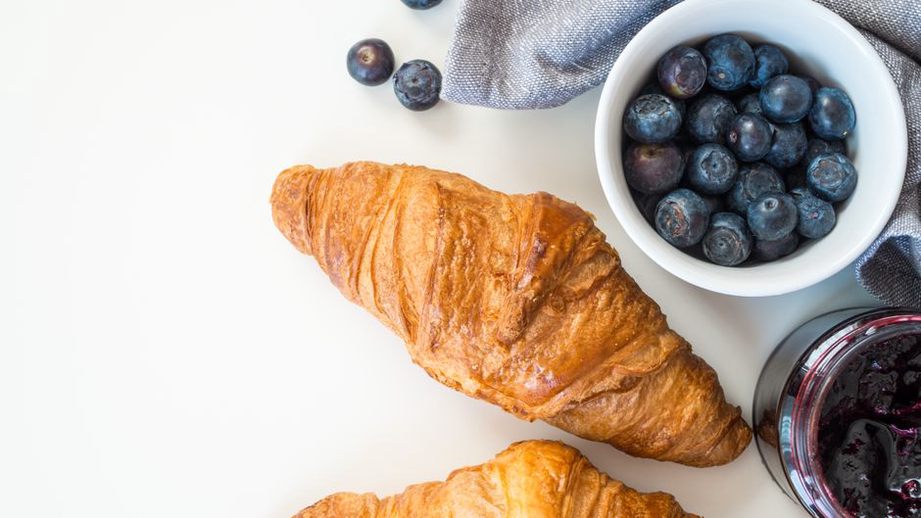 Croissant et pain au chocolat sur une table de petit-déjeuner