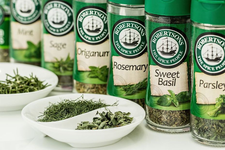 Herbes et épices françaises dans une cuisine moderne
