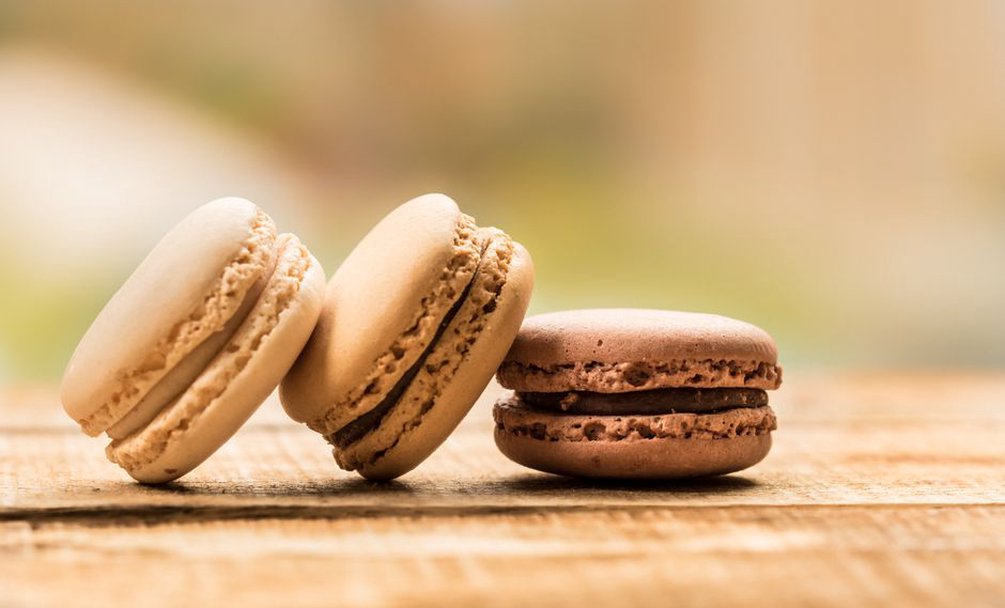 macarons artisanaux sur une table en bois