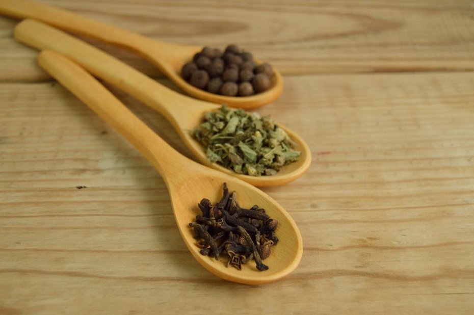 Diverses épices françaises disposées sur une table en bois
