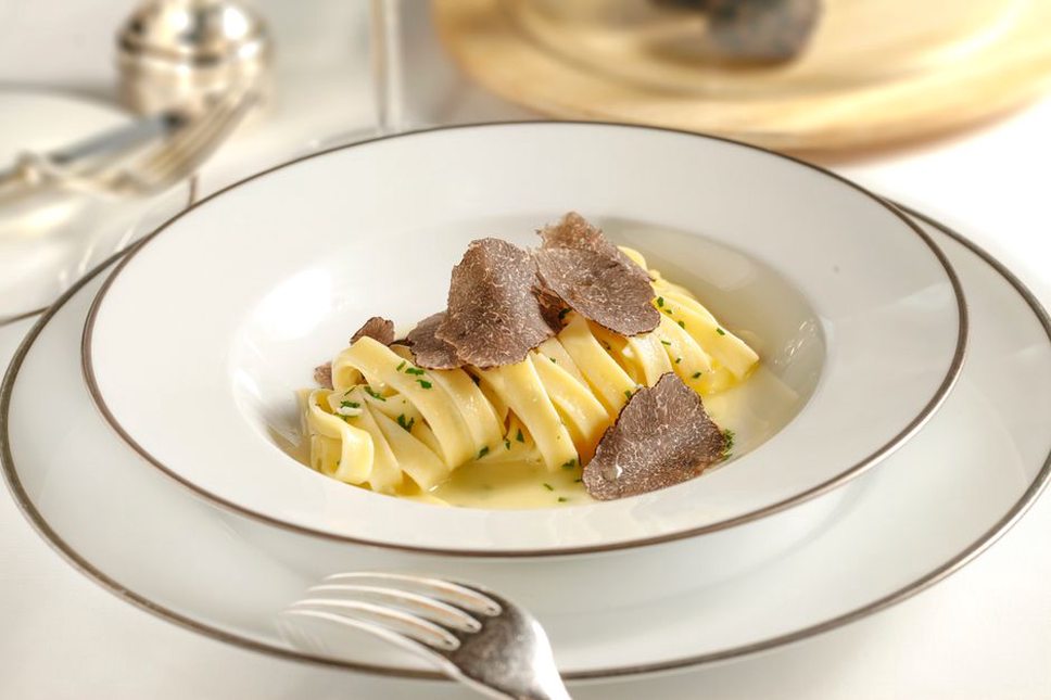 Plat raffiné de truffes françaises en cuisine gastronomique
