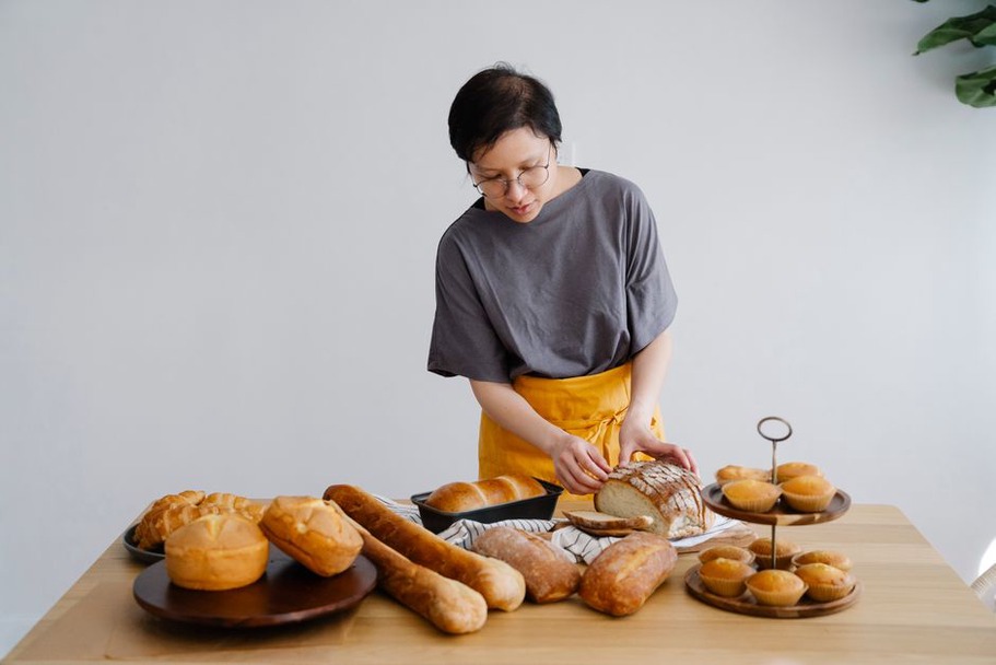 Pain artisanal frais sur une table en bois