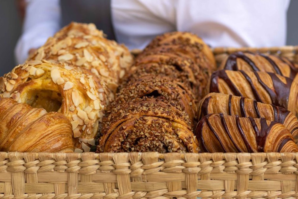 Croissants fraîchement cuits dans un panier