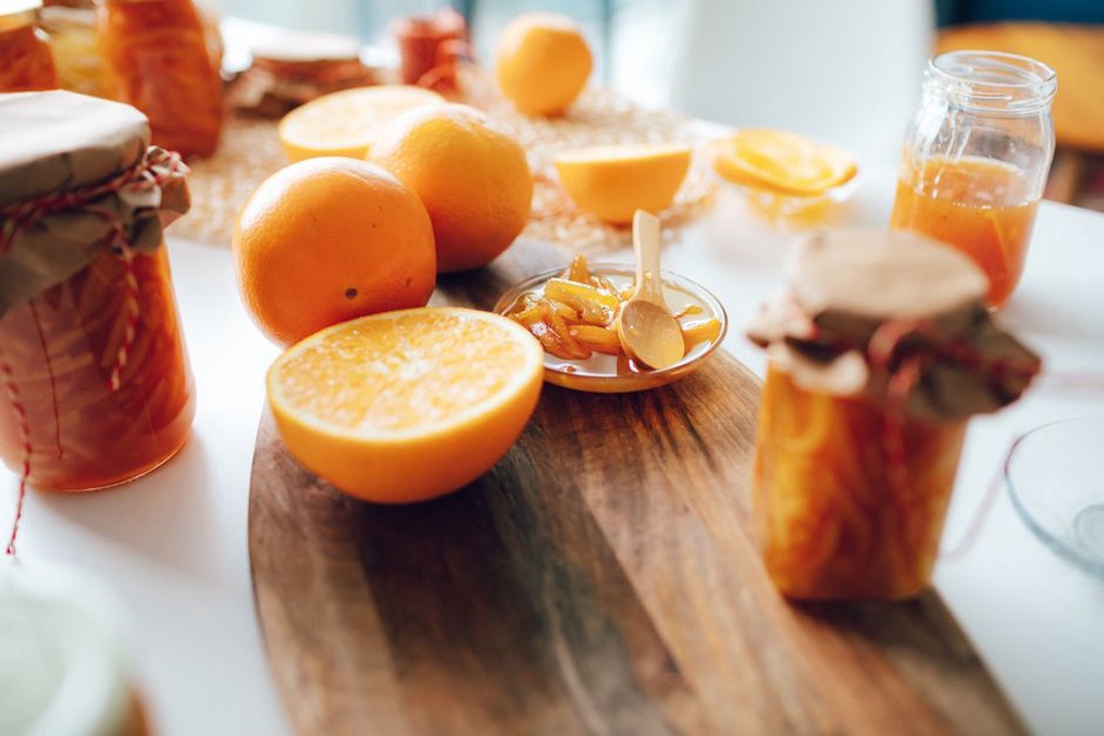 pots de confiture artisanale sur une table en bois