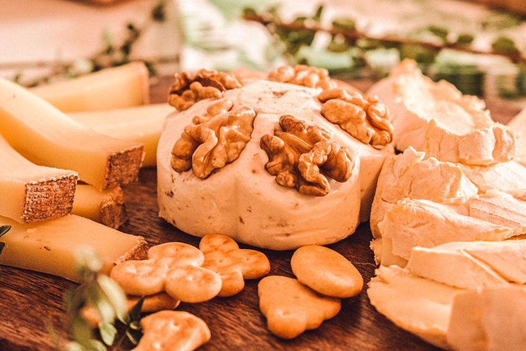 Fromage de chèvre du Centre-Val de Loire sur une planche en bois