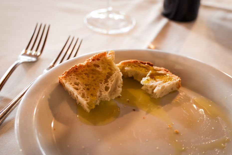Dégustation d'huile d'olive avec du pain et des olives
