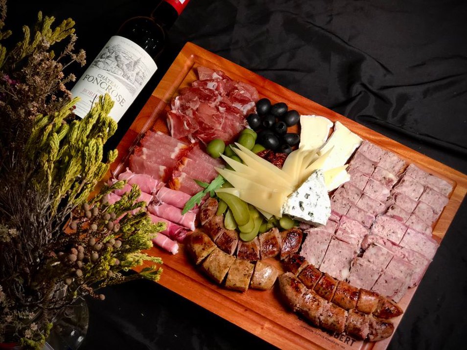 planche de charcuterie française traditionnelle