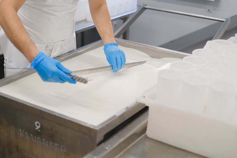 Moulage délicat d’un fromage normand