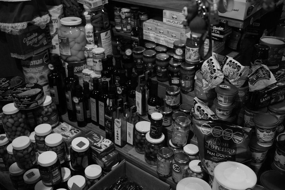 Bocaux d’épicerie avec étiquettes lisibles