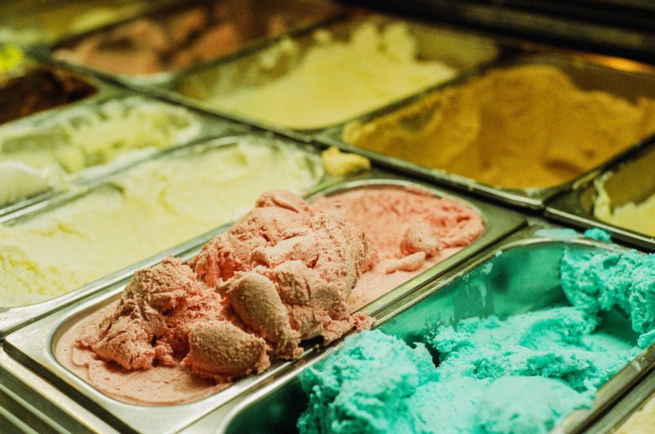 Un sorbet fraise servi à la spatule