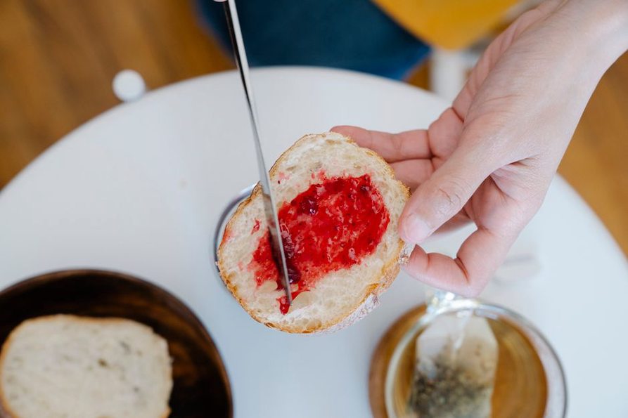 Un coffret de petit-déjeuner composé avec attention