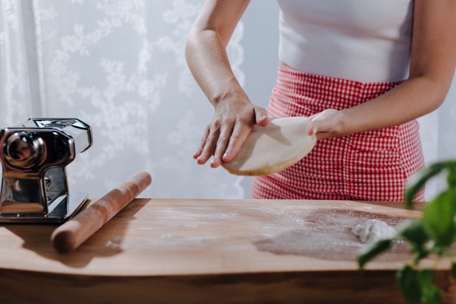 Un artisan façonne des pâtes fraîches dans son atelier