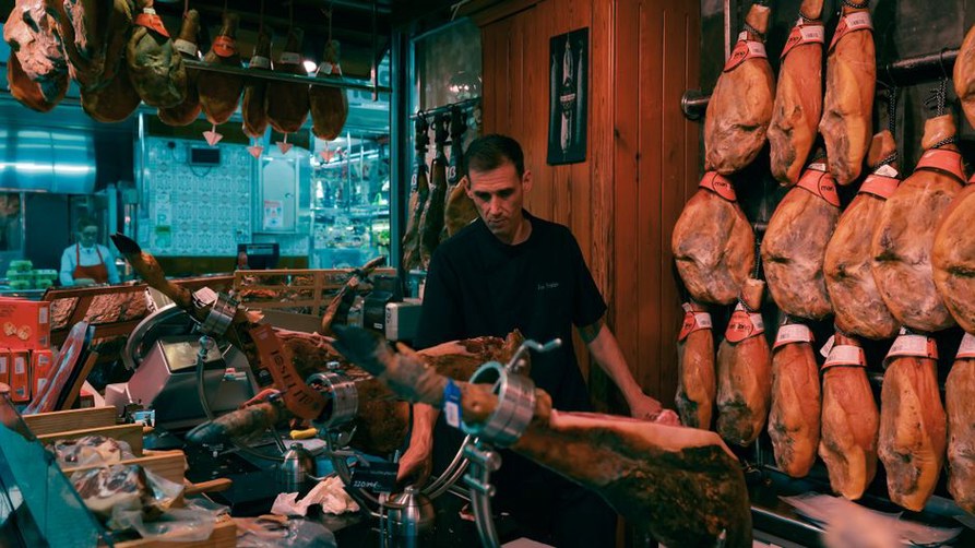 Fines tranches de jambon sec préparées au comptoir