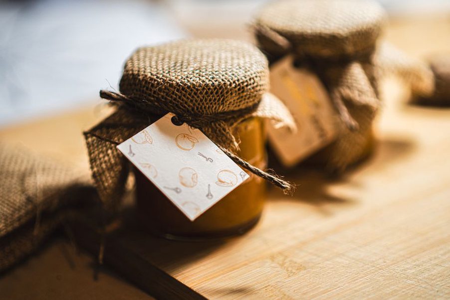Étiquettes lisibles sur des bocaux gourmands