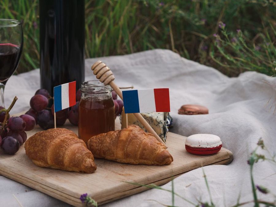 Dégustation de miels avec pain et fromage