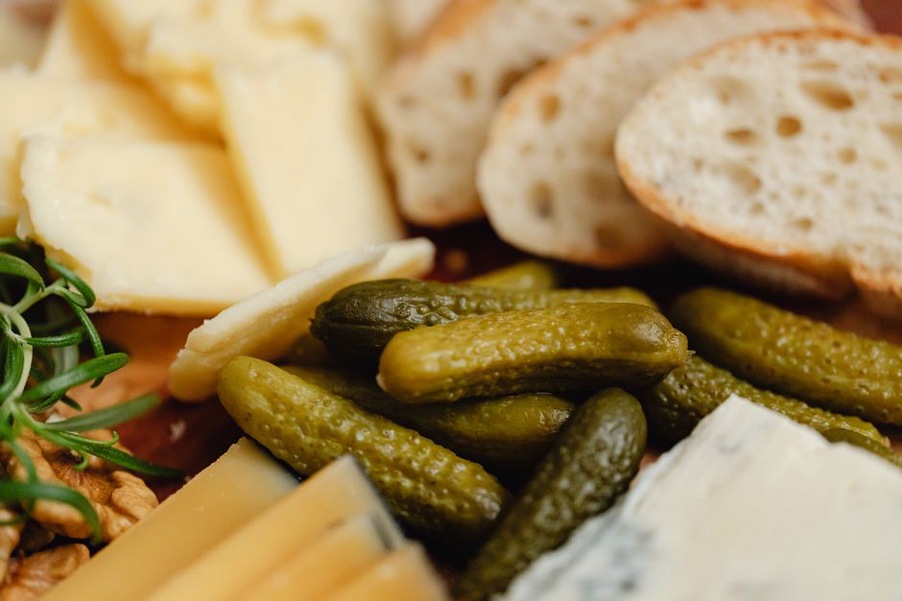 Jambon et saucisson servis avec pain et crudités