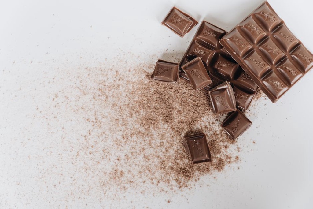 Tablettes disposées sur le plan de travail du chocolatier