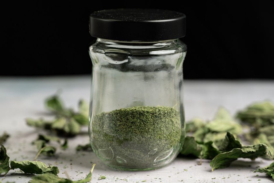 Herbes séchées dans un bocal en verre