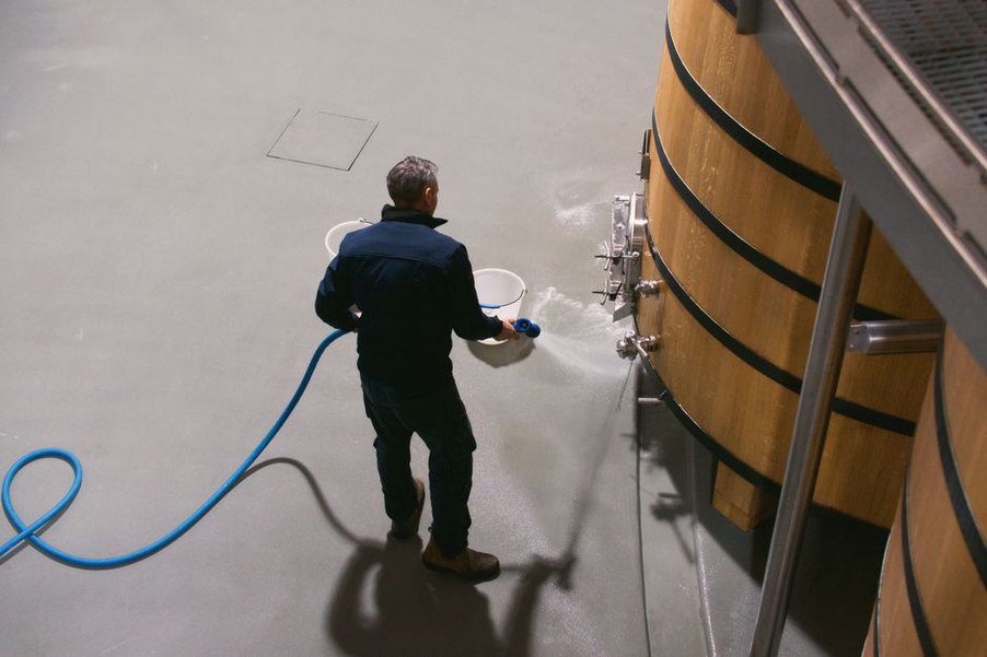 transvasement d’un vinaigre de Xérès français dans une vinaigrerie artisanale
