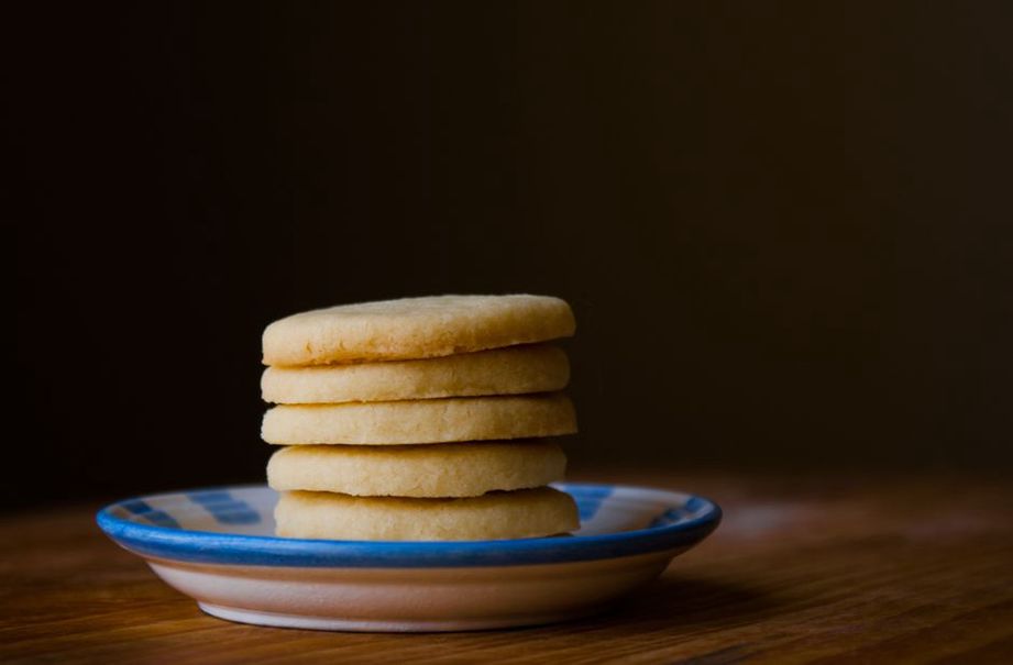 Biscuits sablés bretons sur une table en bois