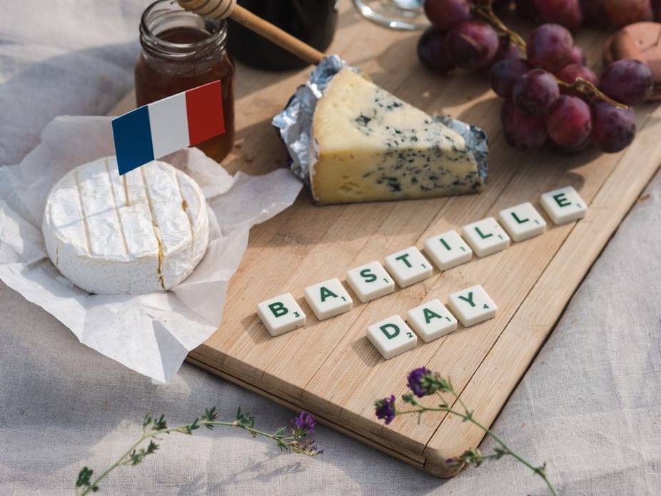 Fromages et vin sur une planche en bois