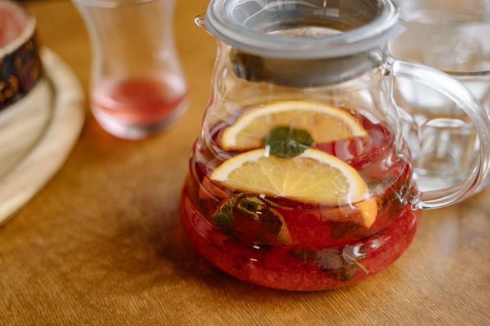 Carafe d’infusion fraîche servie au petit déjeuner