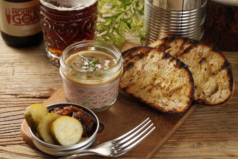 pâté en croûte gourmet sur planche de bois
