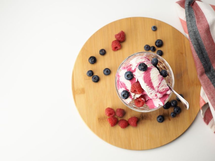 Coupes glacées entourées de fruits d’été