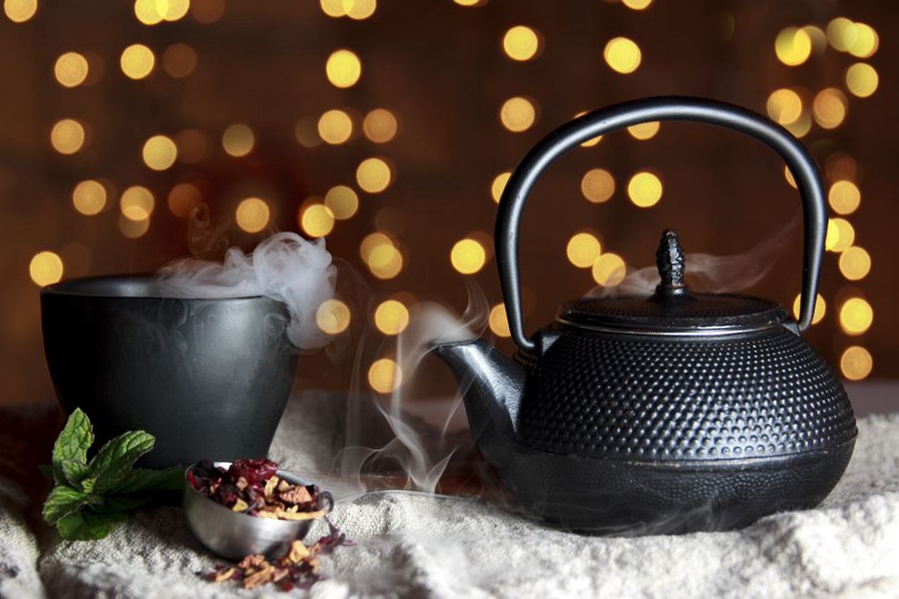 Feuilles de thé et plantes prêtes à infuser