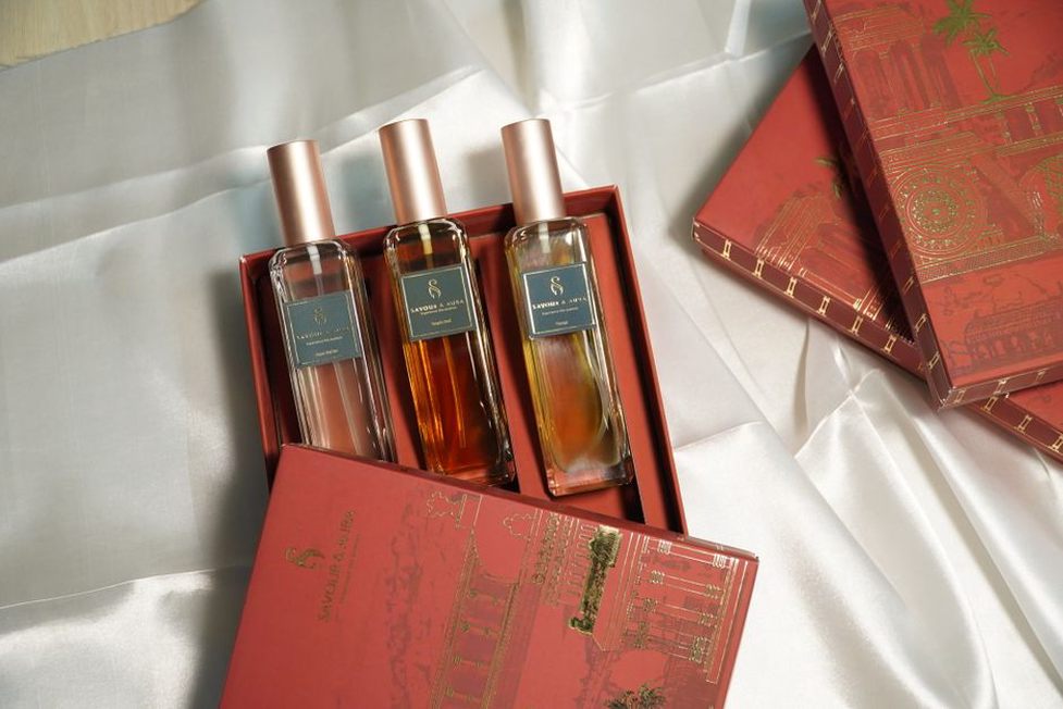 coffret gastronomique ouvert contenant des produits artisanaux français, posé sur un bureau sobre