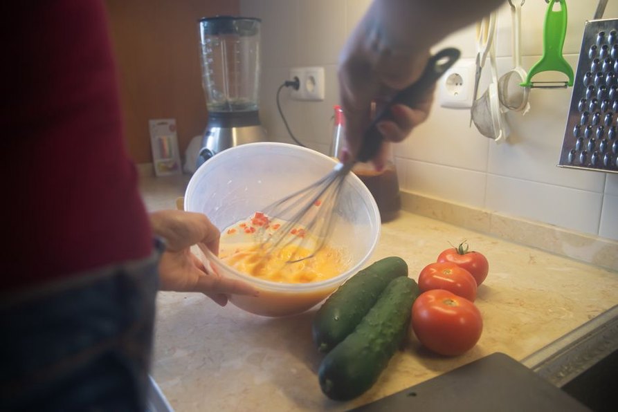 Vinaigrette moutardée fouettée dans un bol