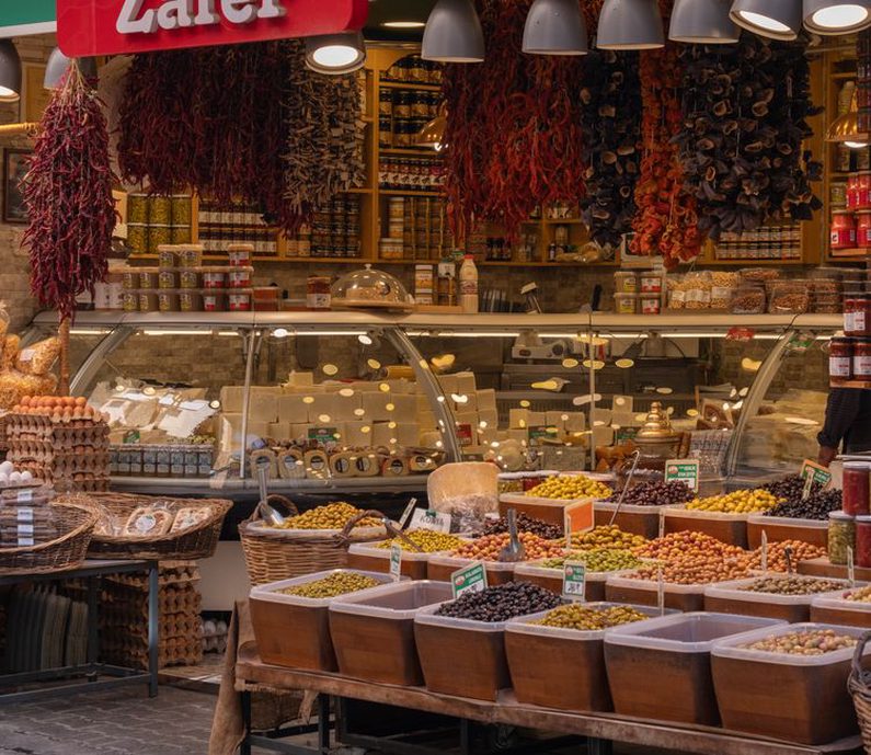 Petit pot de tapenade dans un coffret méditerranéen