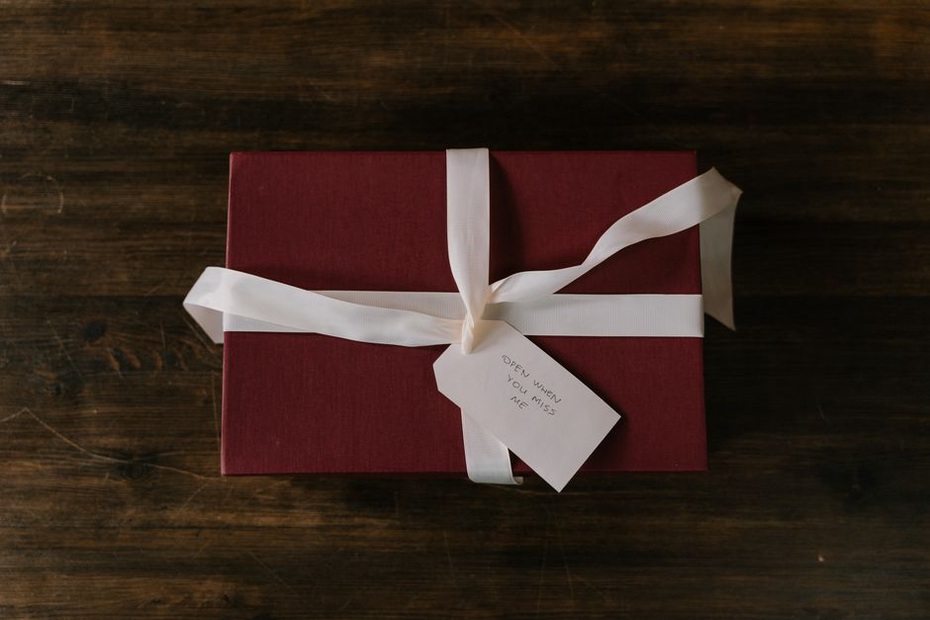 détail d’un ruban personnalisé et d’une carte manuscrite sur un coffret gastronomique