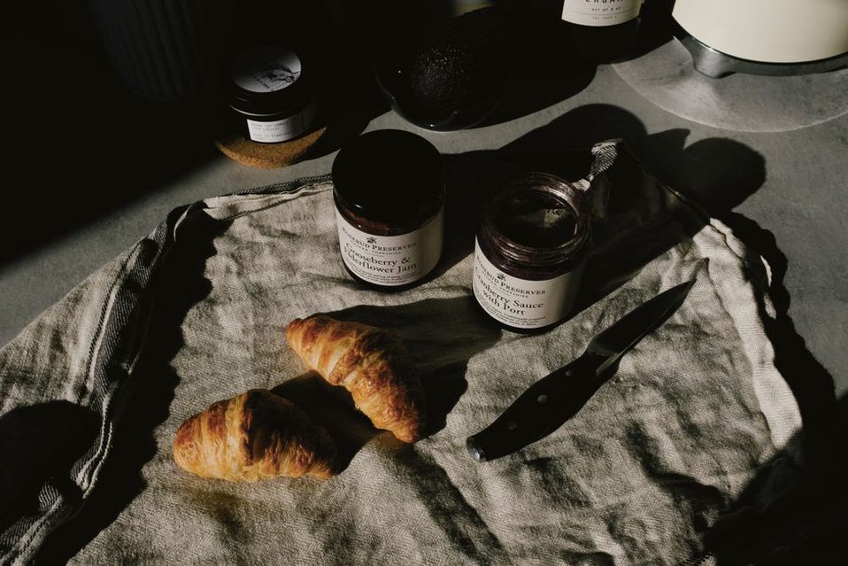 Pain, beurre et confiture prêts à tartiner