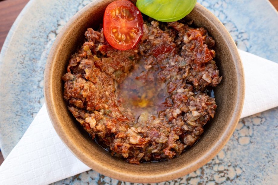Tapenade noire servie avec du pain grillé
