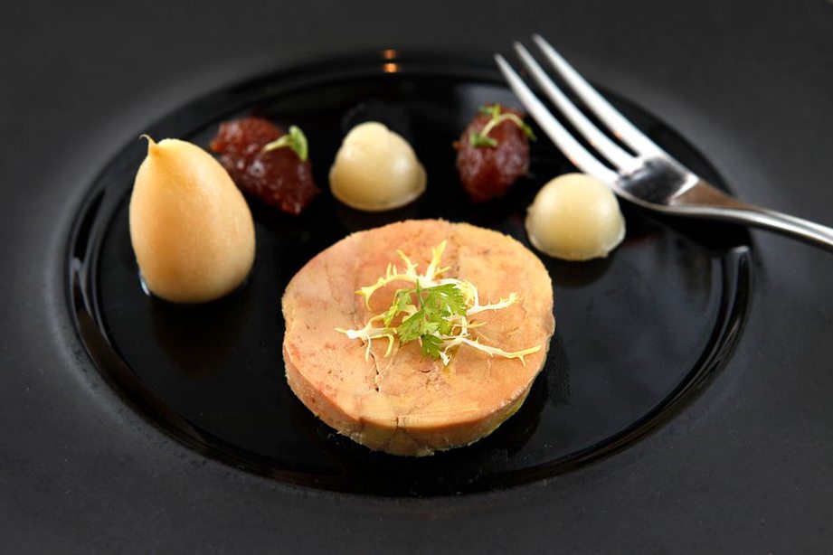 Tranches de foie gras servies avec pain de campagne