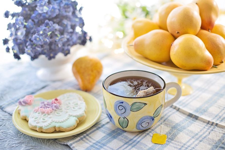 Une poire et un yaourt près d’une tasse