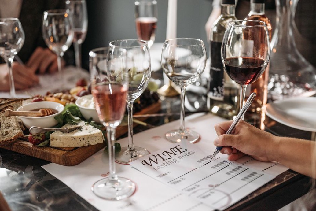 dégustation de vin avec fromage et charcuterie