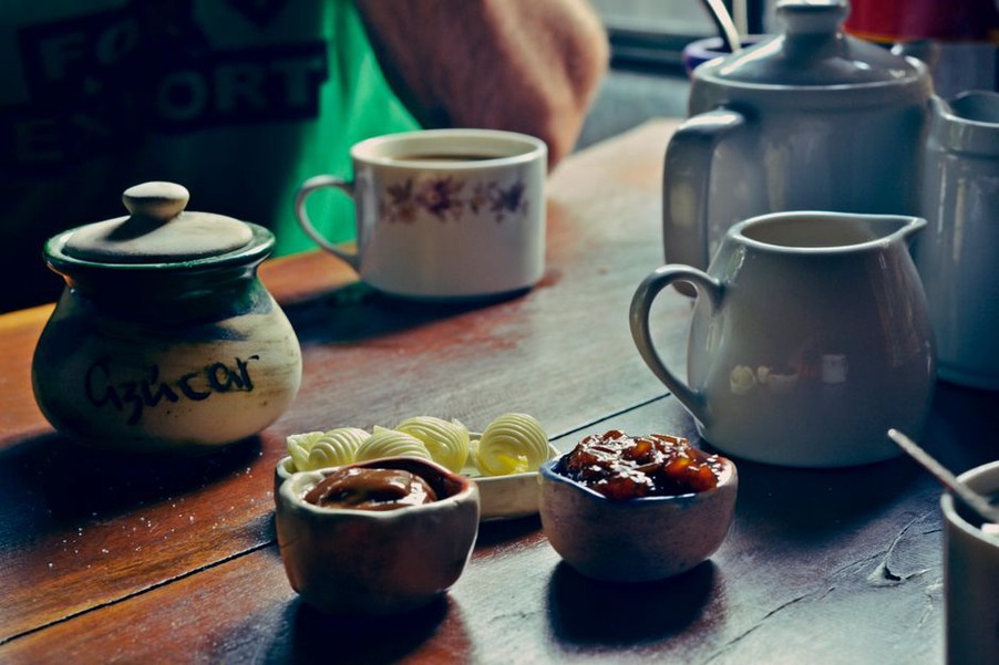 Une cuillerée de confiture aux morceaux d’abricot