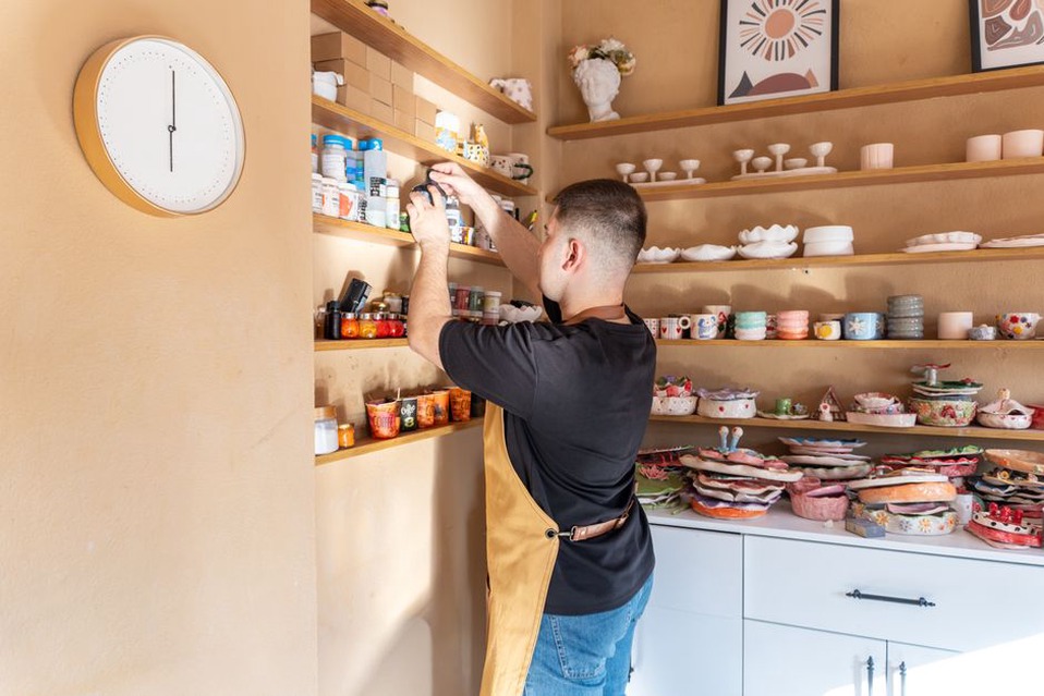 Bocaux étiquetés dans un atelier de charcuterie