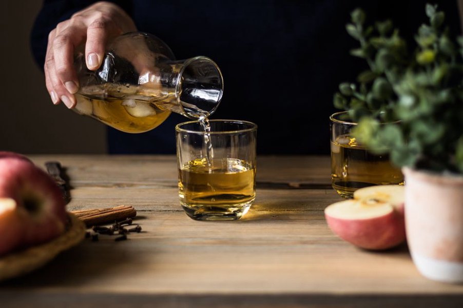 Un cidre breton servi pour observer sa robe et sa mousse