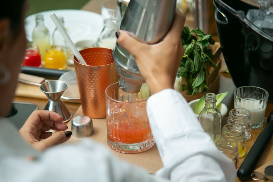 Bouteilles de sirop entourées de fruits et d’herbes