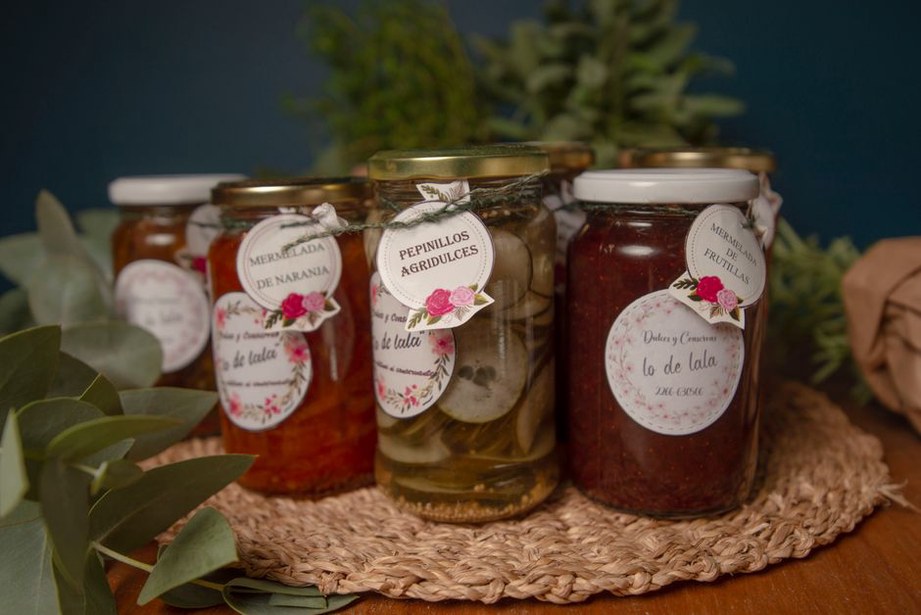 Pots et biscuits réunis dans un coffret gourmand