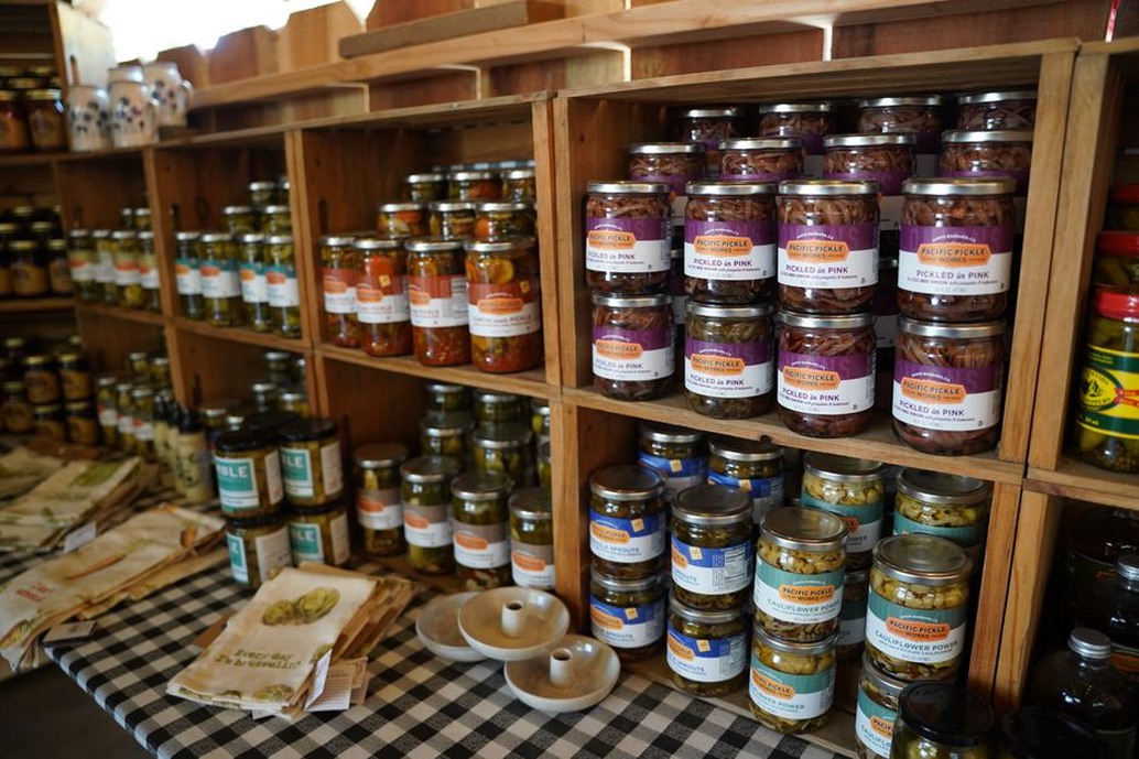 Bocaux de légumes et condiments alignés sur une étagère